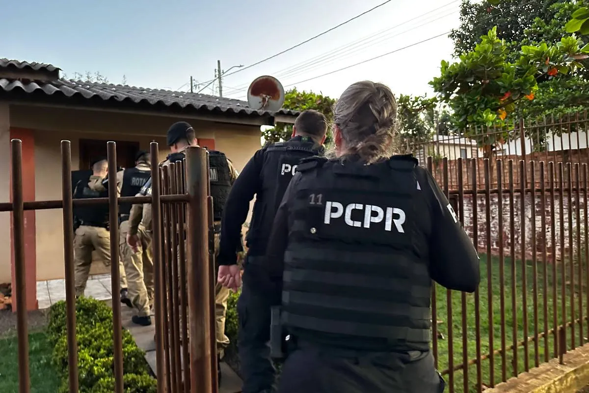 Imagem mostra policiais em uma operação em uma casa de Curitiba