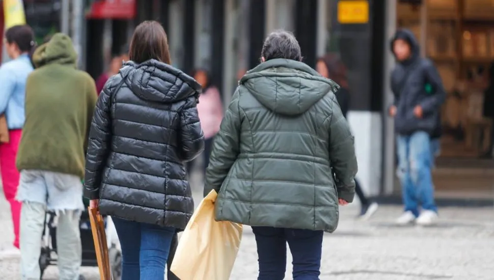 Imagem mostra duas pessoas com frio e japona em Curitiba