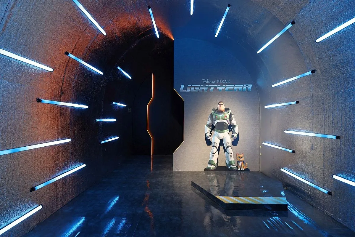 imagem mostra a entrada da exposição decorada com o personagem buzz lightyear