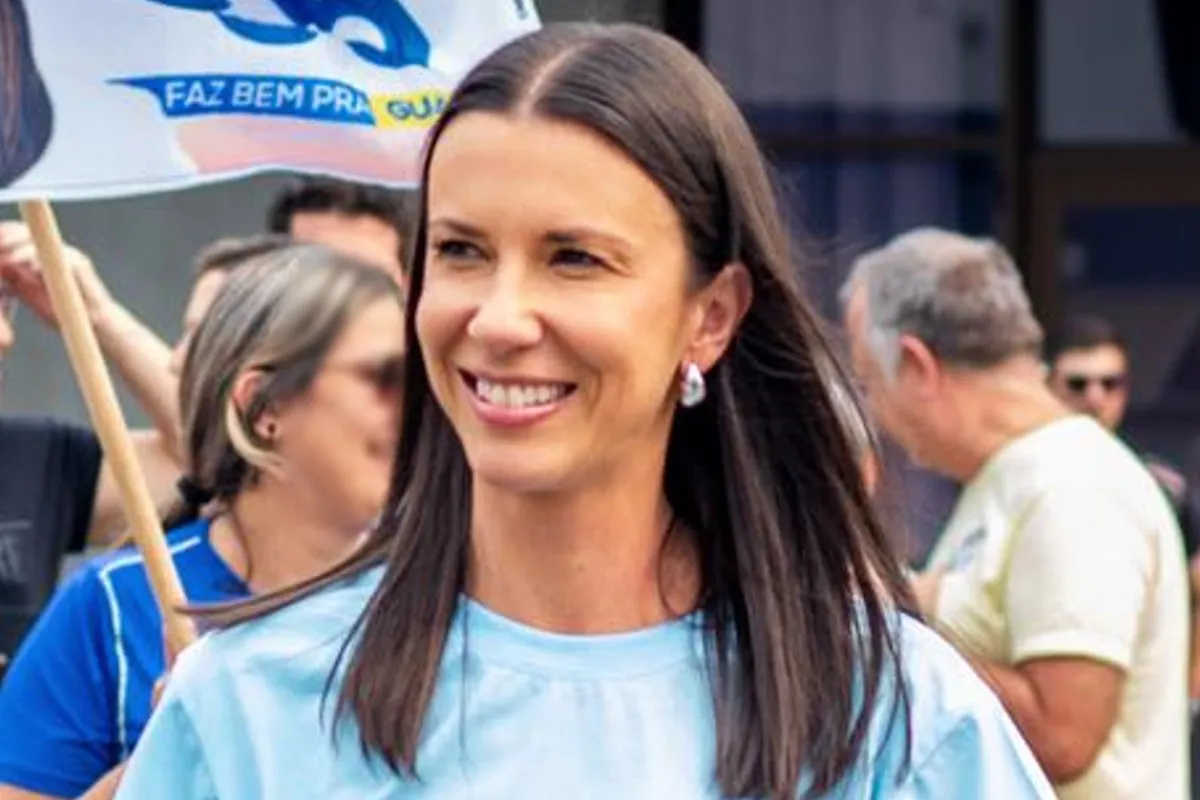 Na imagem, candidata na rua em ação da campanha.