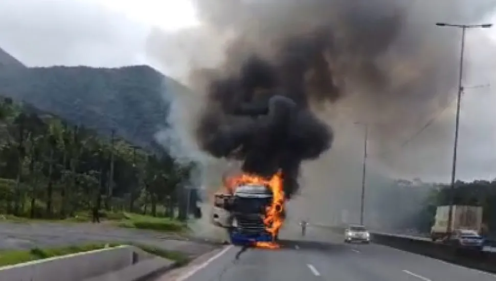 Caminhão pegando fogo na BR-376, com muita fumaça.