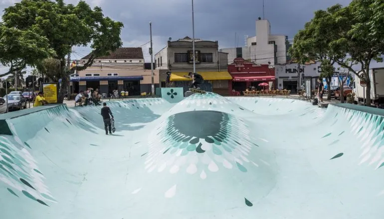 Na imagem, a pista de skate em formato bowl da praça do Gaúcho.