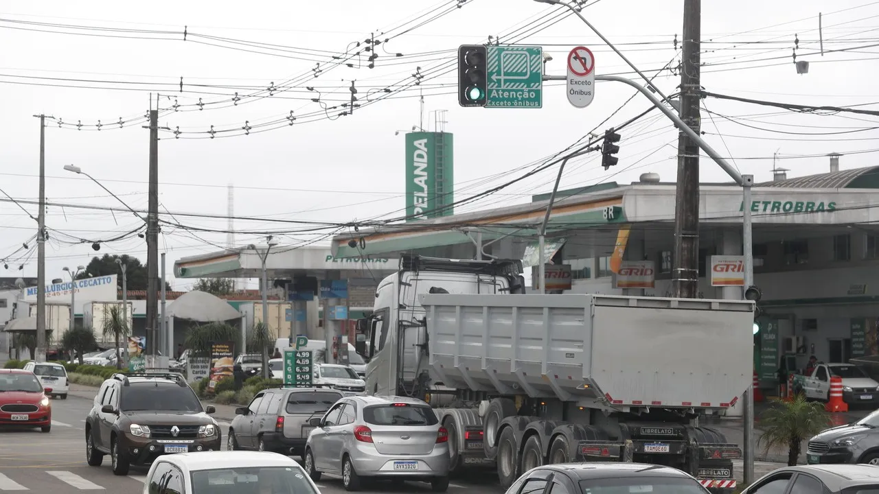 Uma sinalização feita recentemente entre as vias Av. Juscelino Kubistchek de Oliveira e Rua Raul Pompéia (sentido bairro CIC a Campo Comprido), está confundindo muitos motoristas com o aviso em placa, pendurado no sinaleiro, de que não é permitida a conversão a esquerda (acesso ao viaduto da entrada ao Caiuá), exceto ônibus.