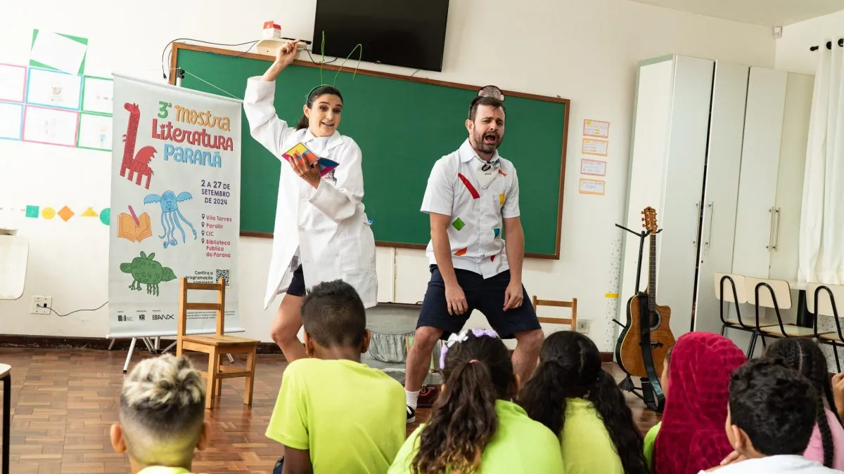 Contação de histórias com Ailen Roberto e Erick Herculano.