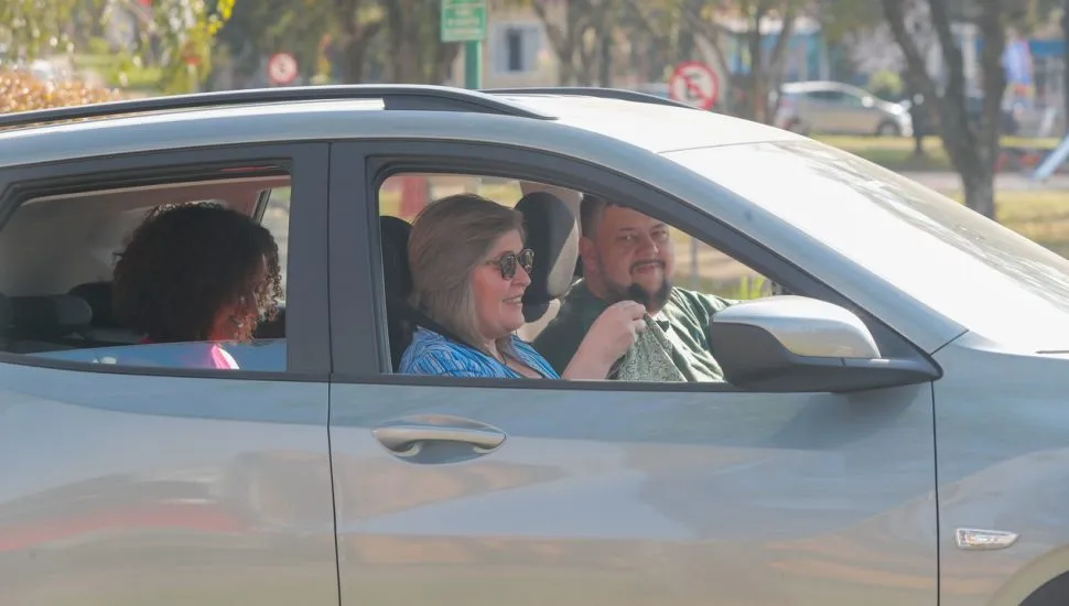 Andrea Caldas e equipe da Tribuna do Paraná dentro de um carro.