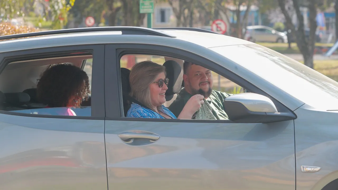 Andrea Caldas e equipe da Tribuna do Paraná dentro de um carro.