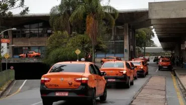 Táxis enfileirados na Rodoferroviária de Curitiba