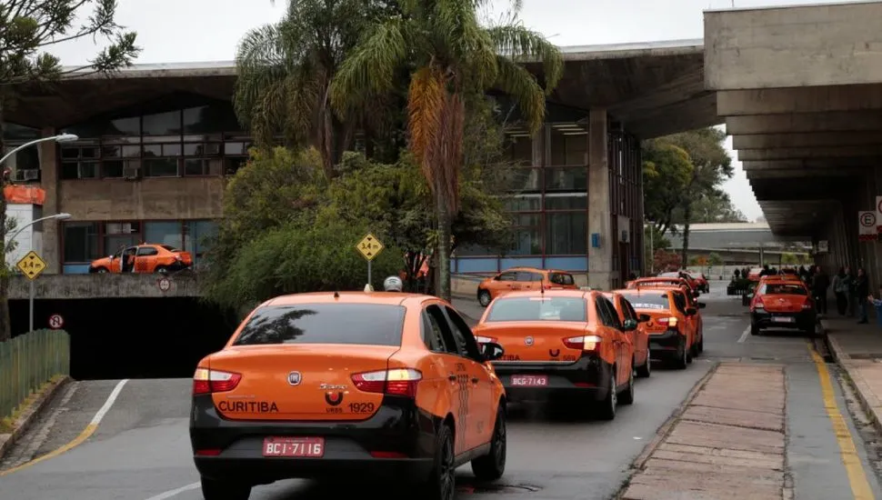 Táxis enfileirados na Rodoferroviária de Curitiba