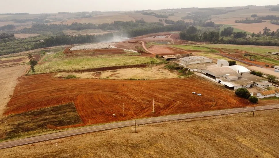 Imagem de uma grande extensão de terra, no Paraná.