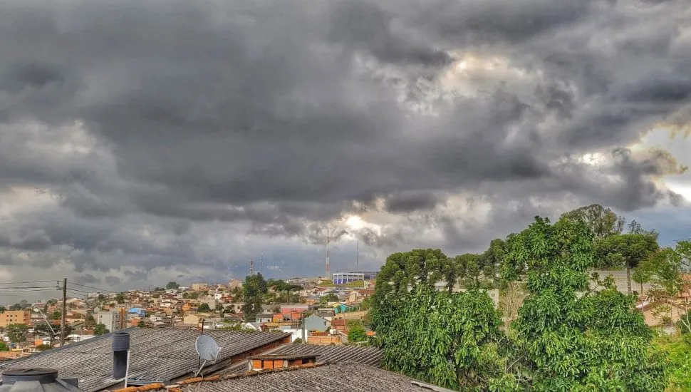 tempo fechado na região de Curitiba