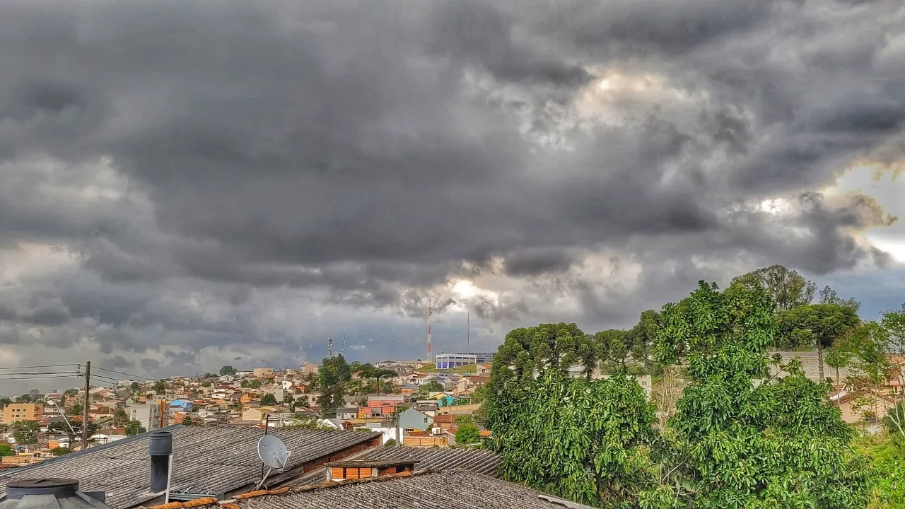 tempo fechado na região de Curitiba