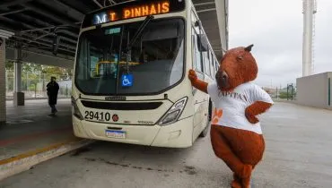 Dia do Transporte Coletivo tem Tesão Piá e Capitana fazendo a festa dentro do 