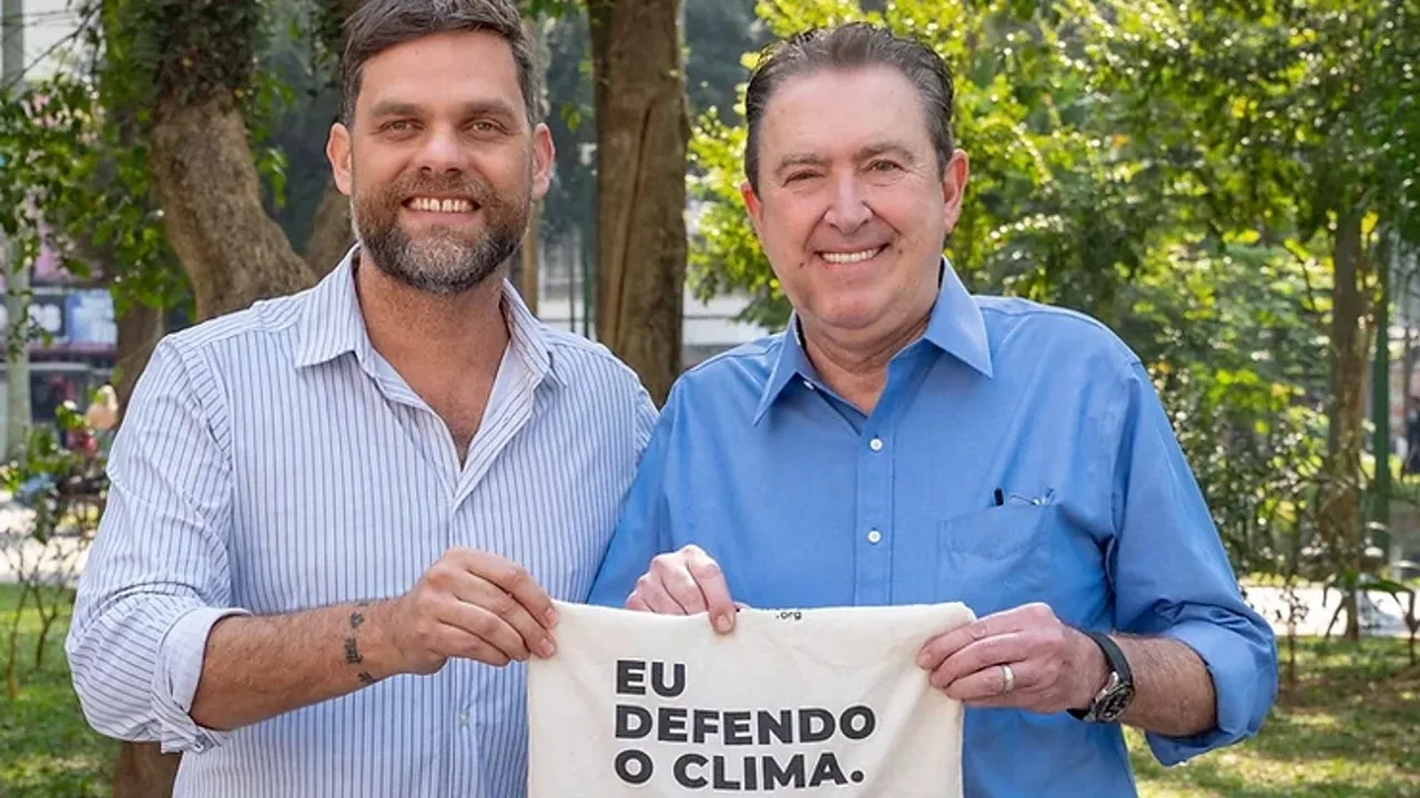 Goura e Luciano Ducci seguram sacola retornável com a frase "Eu defendo o clima".