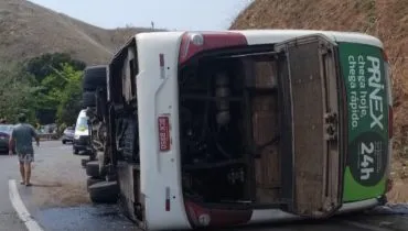 Na imagem, ônibus tombado na rodovia.