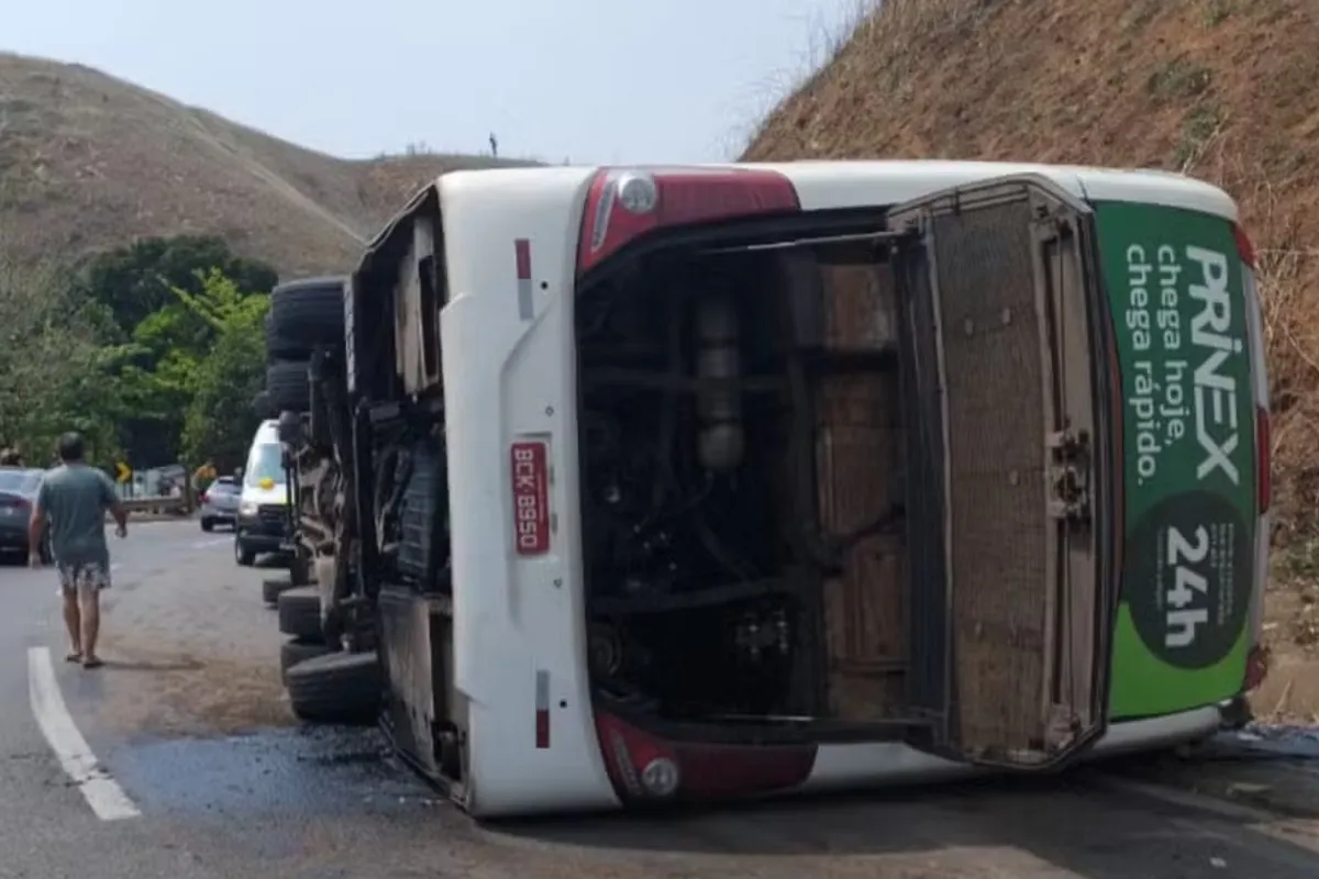 Na imagem, ônibus tombado na rodovia.