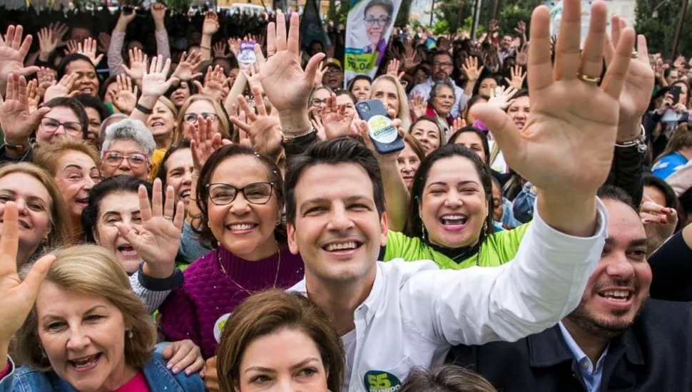 Na imagem, Eduardo Pimentel faz campanha junta à eleitoras mulheres.