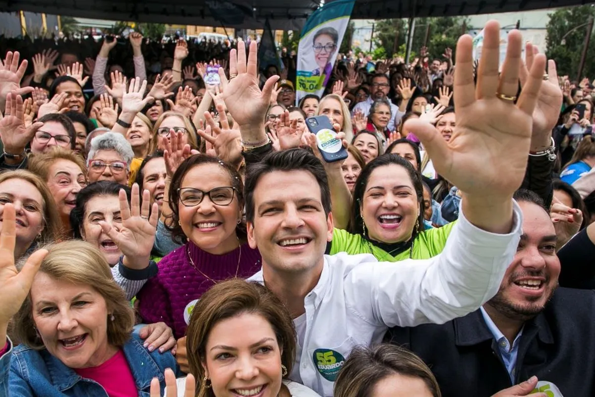 Na imagem, Eduardo Pimentel faz campanha junta à eleitoras mulheres.