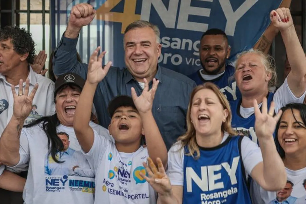 Candidato Ney Leprevost em campanha junto aos eleitores.