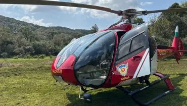 Helicóptero do BPMOA durante resgate de vítima em trilha na RMC.