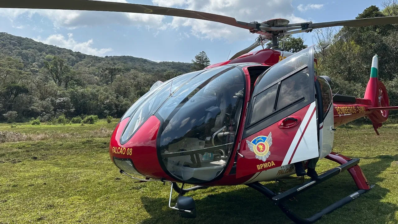 Helicóptero do BPMOA durante resgate de vítima em trilha na RMC.