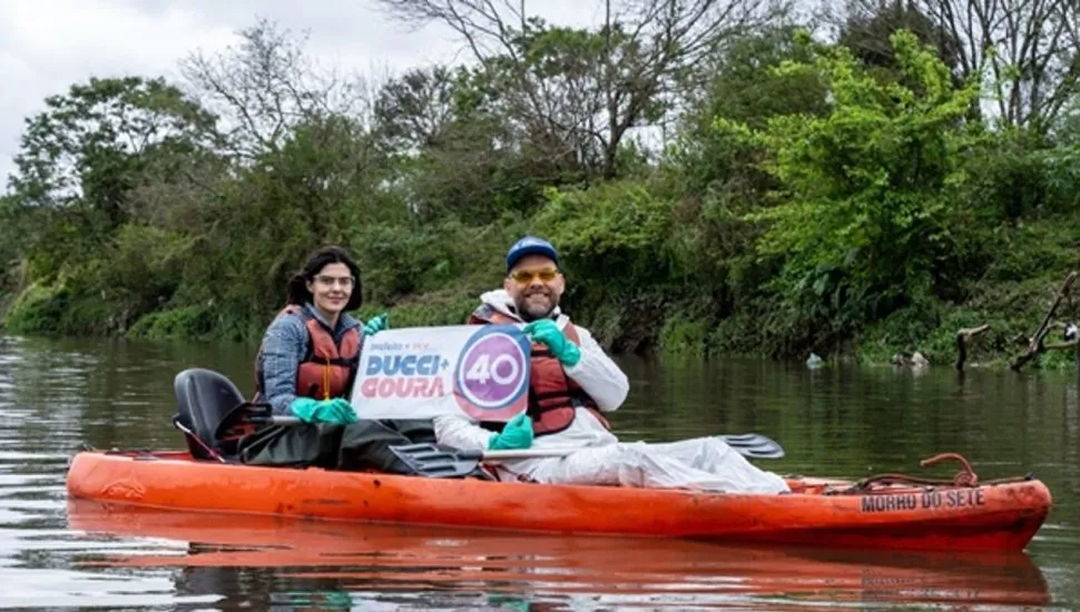 Goura navega no Rio Belém, em Curitiba.