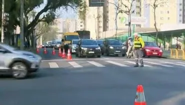 Imagem mostra trânsito bloqueado em Curitiba.