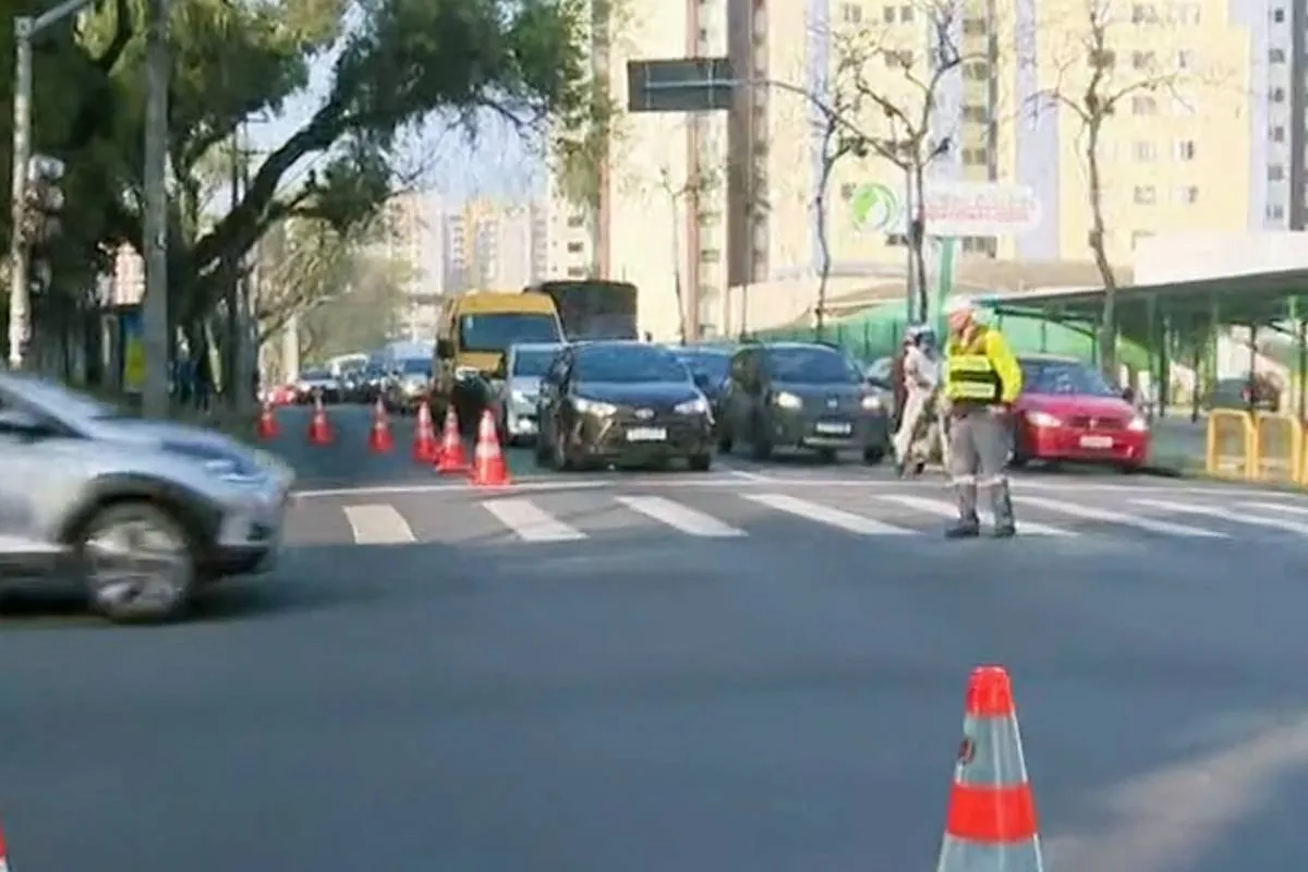 Imagem mostra trânsito bloqueado em Curitiba.