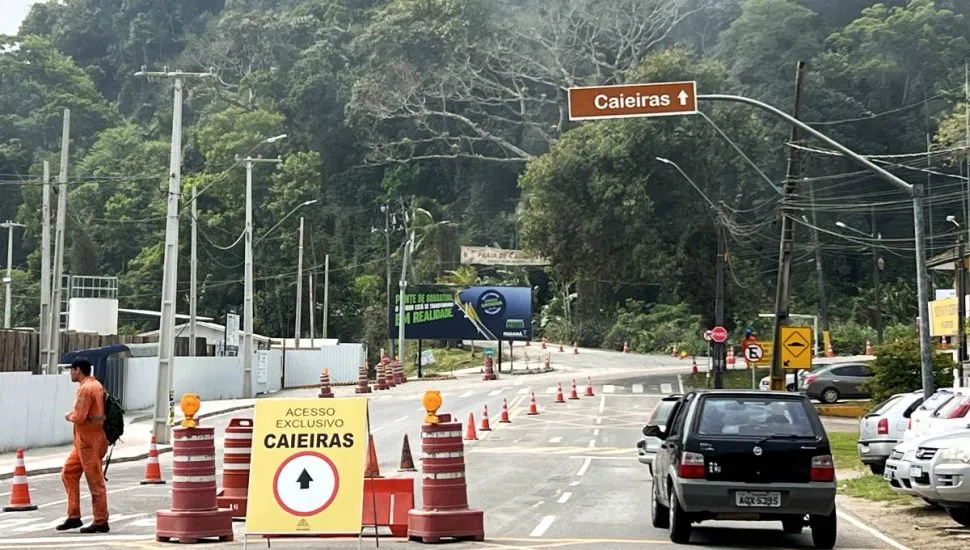 Imagem mostra a sinalização de trânsito na entrada do Ferryboat, no Litoral do Paraná.