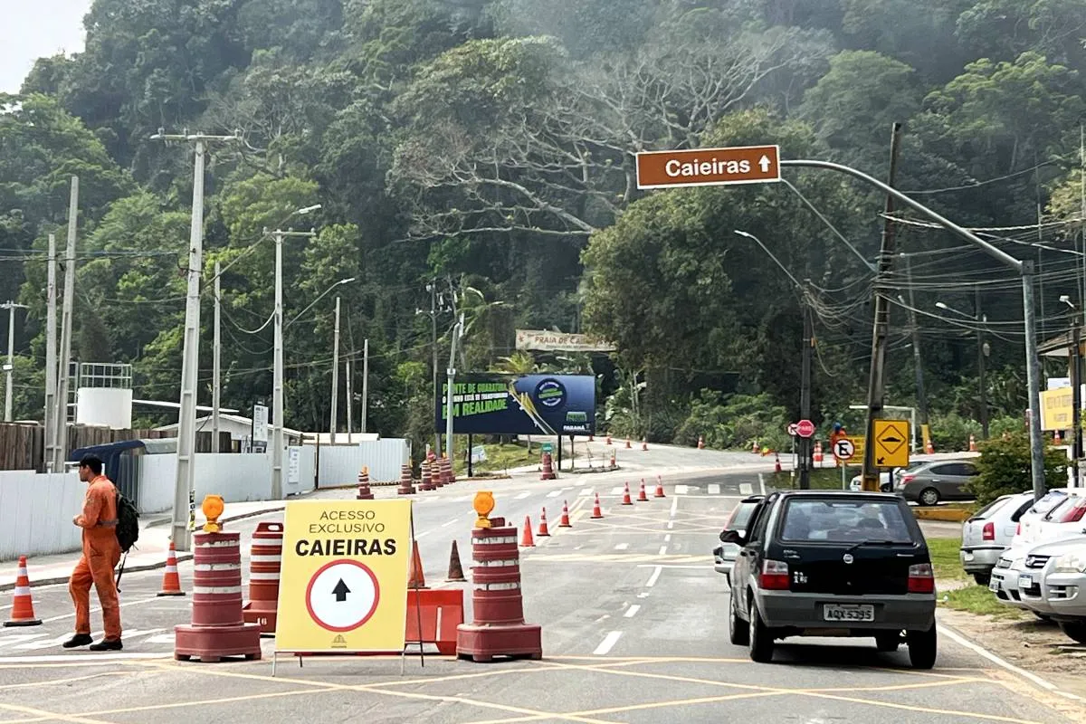 Imagem mostra a sinalização de trânsito na entrada do Ferryboat, no Litoral do Paraná.