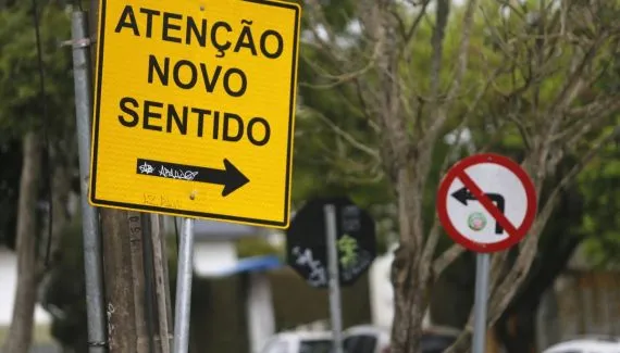 Novo sentido! Rua de Curitiba passa a ter sentido único e ‘vira’ preferencial