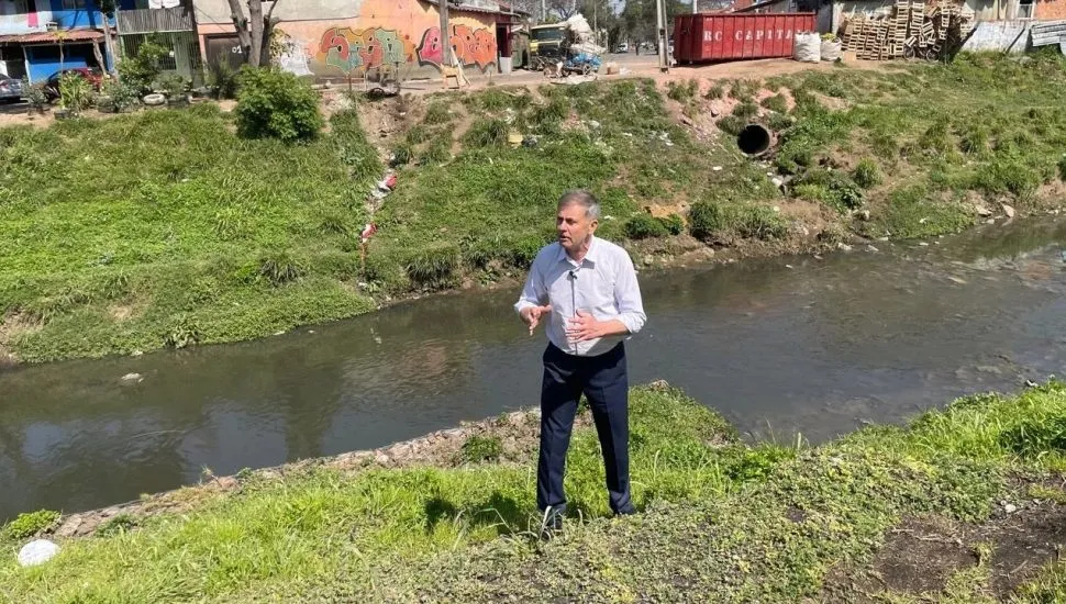 Luizão Goulart na beira de um rio de Curitiba