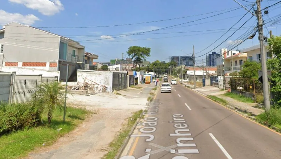 Imagem mostra uma rua do bairro Capão Raso, em Curitiba.