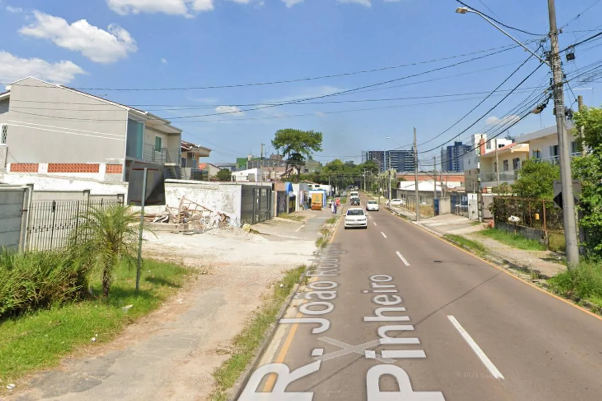 Imagem mostra uma rua do bairro Capão Raso, em Curitiba.