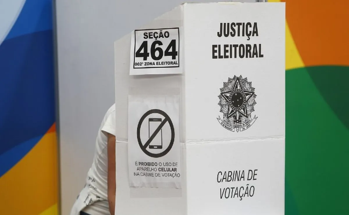 Na imagem, eleitor vota em uma cabine de votação