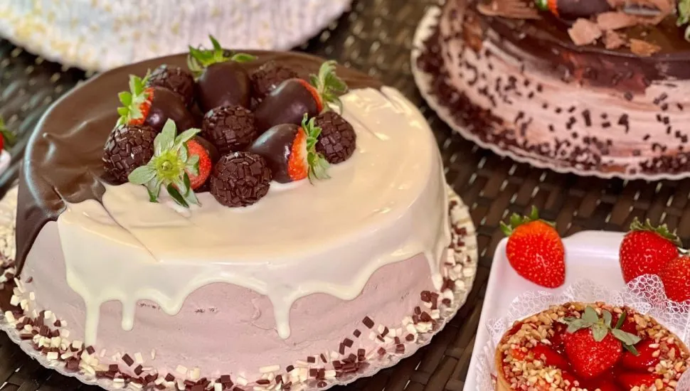 Semana do Morango com bolos feitos com morango na Confeitaria Só Quindins, em Curitiba.