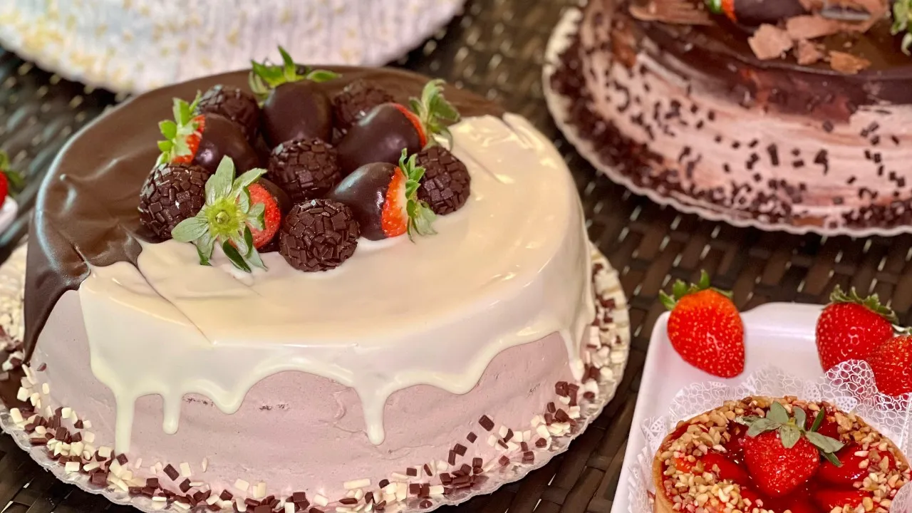 Semana do Morango com bolos feitos com morango na Confeitaria Só Quindins, em Curitiba.