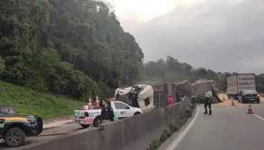 BR-277 interditada: caminhão tomba no Litoral do Paraná