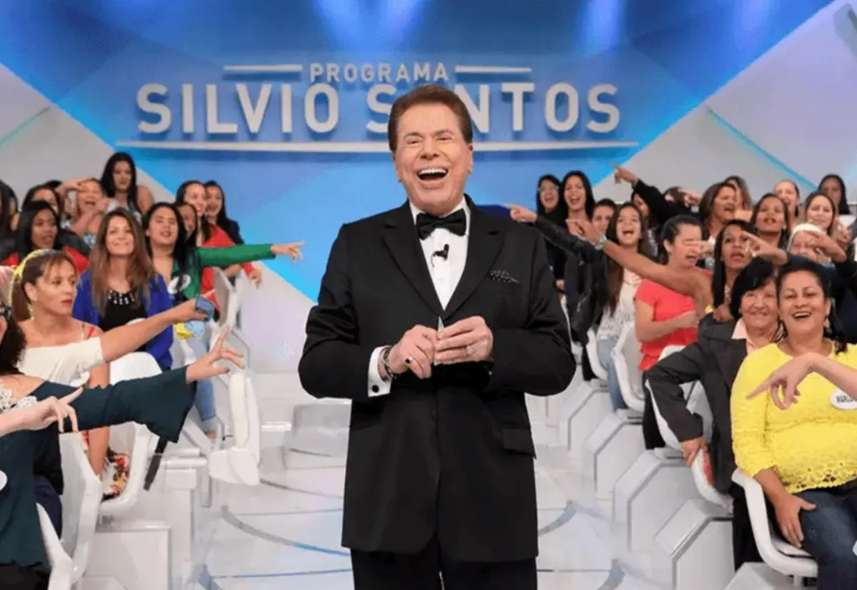 imagem msotra apresentador Silvio Santos no seu auditório, cercado por espectadores