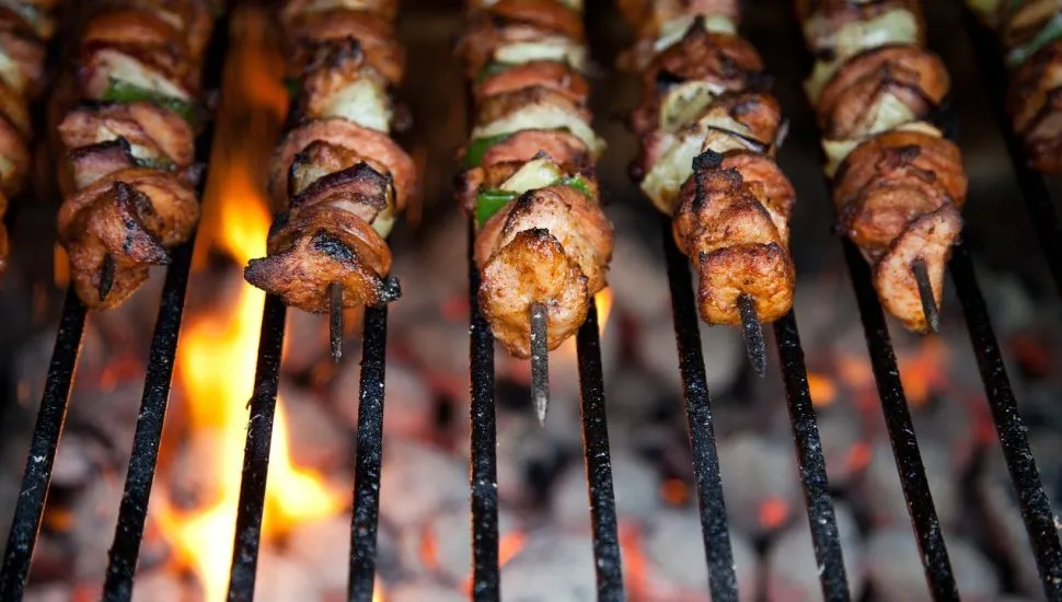 Espetinho de carne com legumes na grelha.