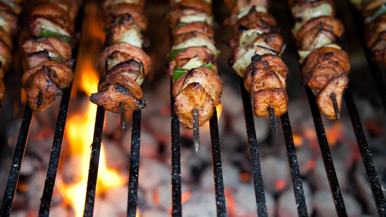 Espetinho de carne com legumes na grelha.