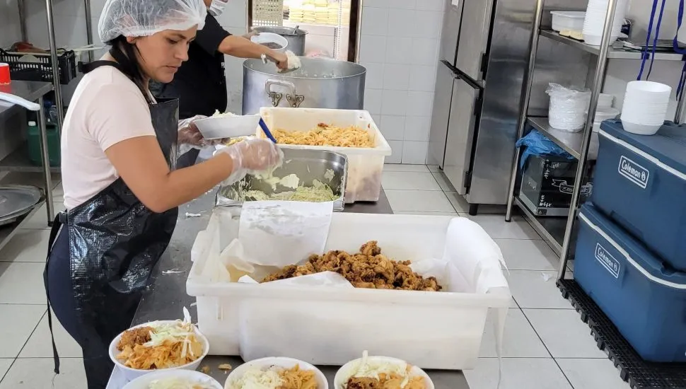 Cozinha Solidária do INRua, durante preparação das marmitas.