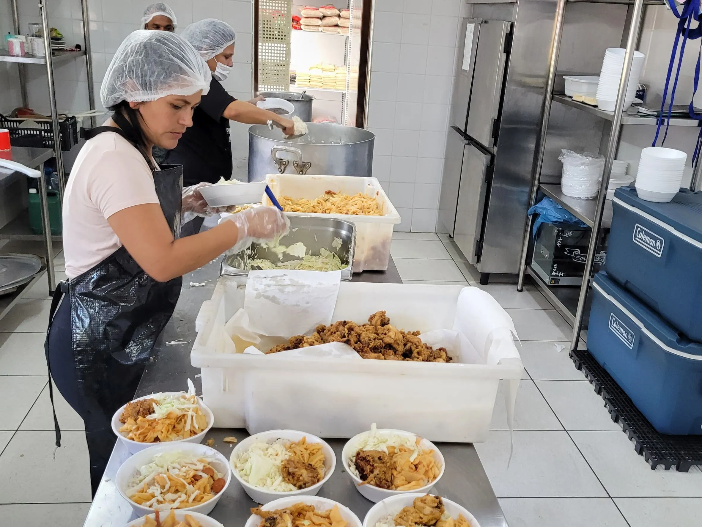 Cozinha Solidária do INRua, durante preparação das marmitas.