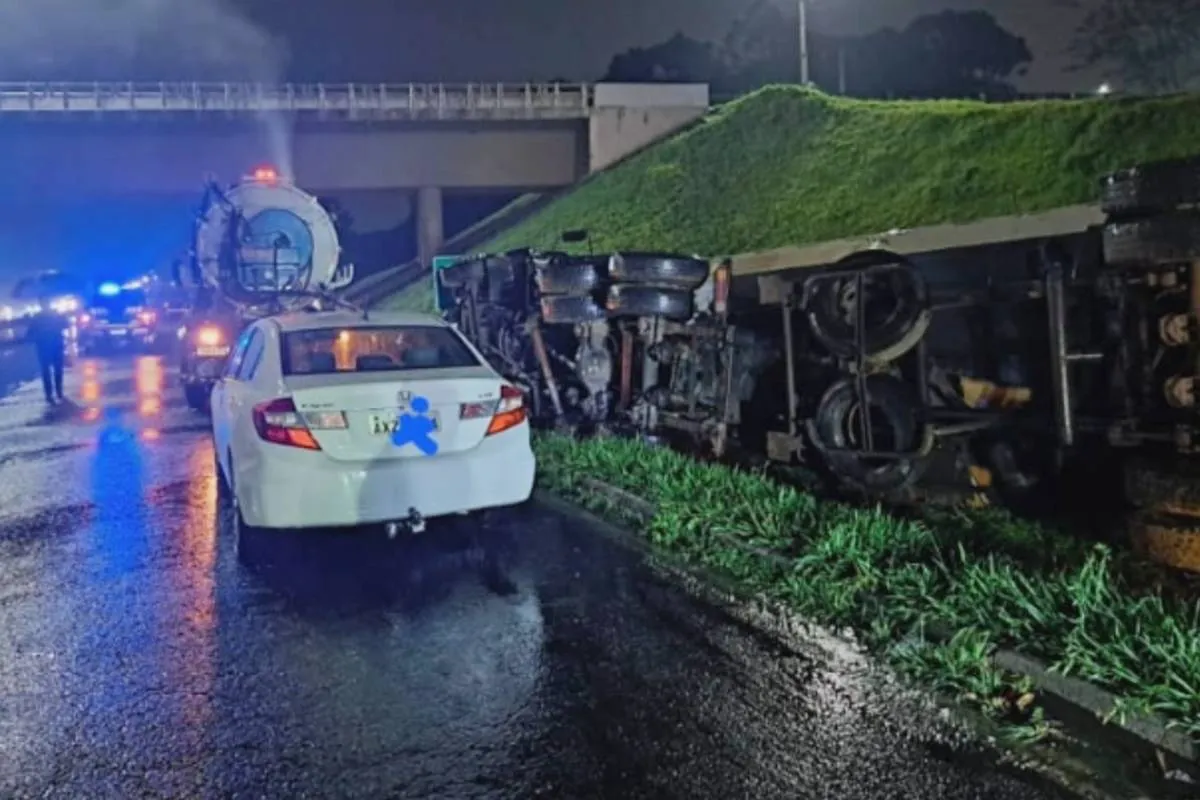 Imagem noturma mostra um caminhão acidentado na BR-116.