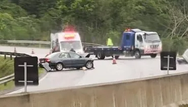 BR-277 fica com interdição no Litoral após carro bater contra guard rail