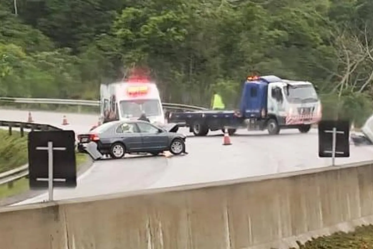 Imagem mostra um carro atravessado na BR-277 após um acidente. Tem uma ambulância e um guincho ao lado.