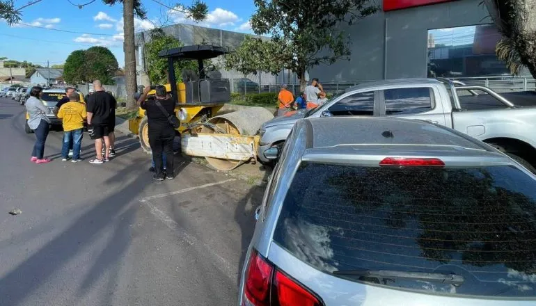 Imagem mostra rolo compressor após bater em cinco carros em Curitiba.