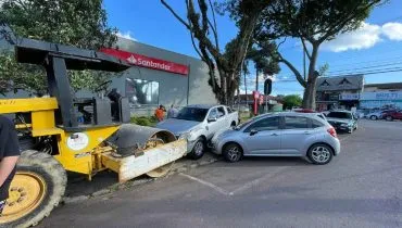 Rolo compressor descontrolado arrasta cinco carros em Curitiba; Vídeo!