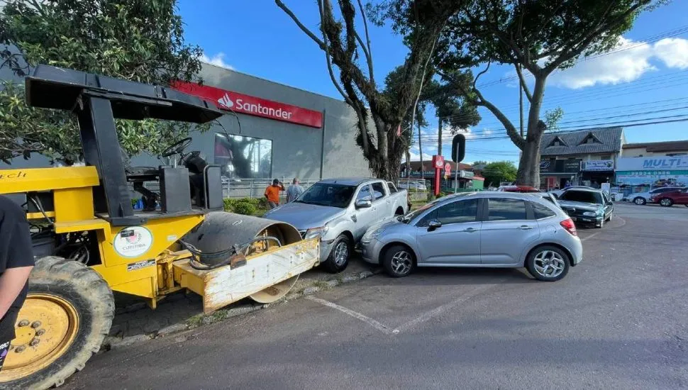 Imagem mostra rolo compressor após bater em cinco carros em Curitiba.