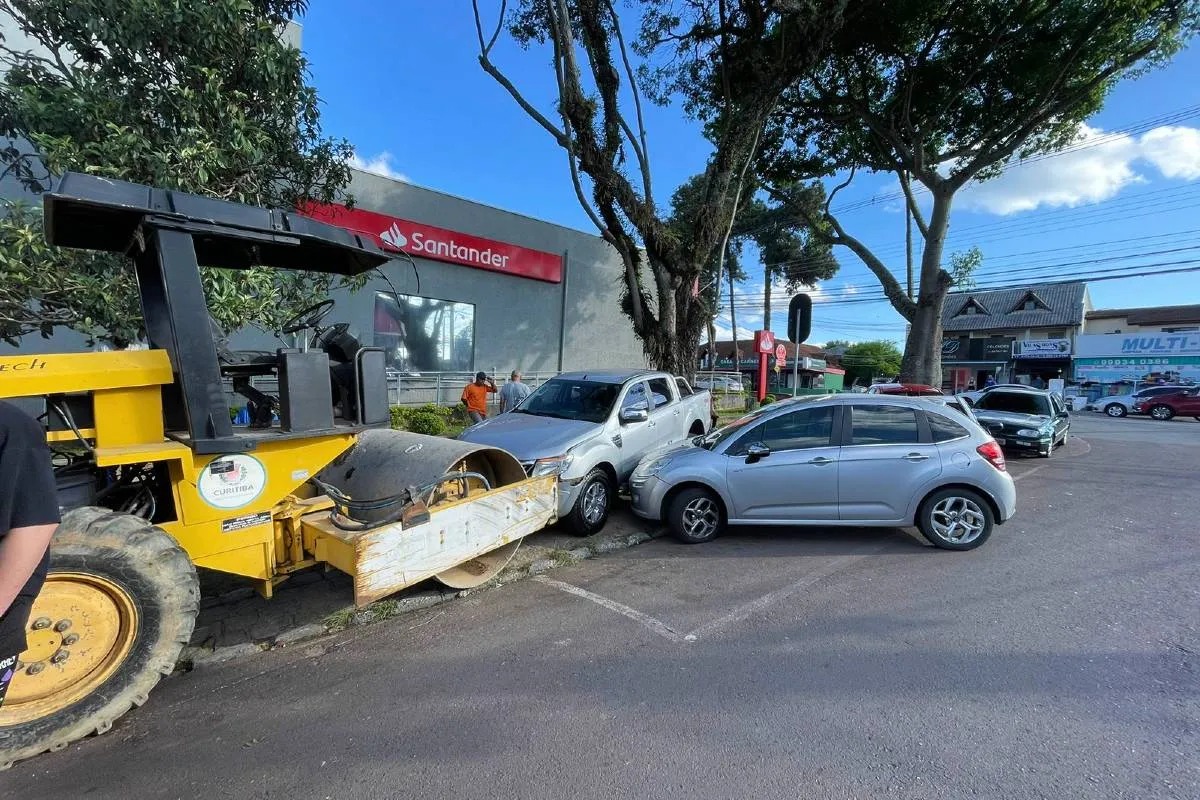 Imagem mostra rolo compressor após bater em cinco carros em Curitiba.