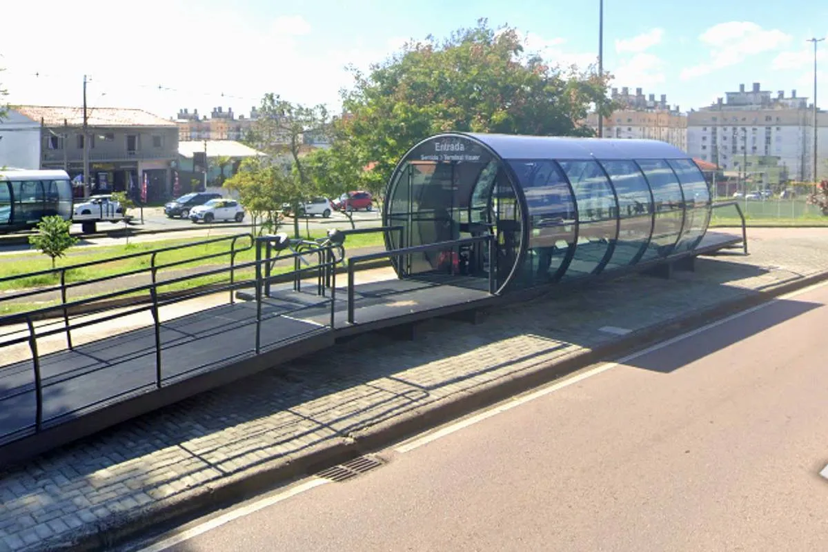 Imagem mostra uma estação-tubo de Curitiba